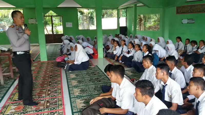 Kapolsek Perhentian Raja Taja Penyuluhan di SMAN 1